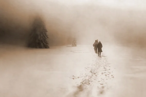 Mensen alleen in de Winter blizard. Prachtige besneeuwde berglandschap. Sepia effect. — Stockfoto