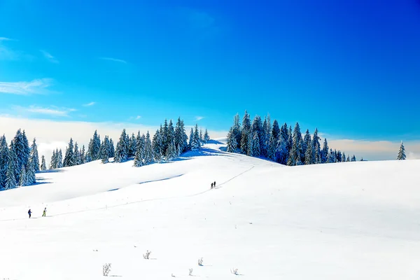 Bela paisagem montanhosa e caminhos nevados na neve com turistas . — Fotografia de Stock