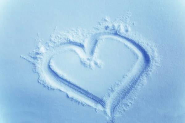 Coração na neve, desenhando na neve. Luz azul fundo. — Fotografia de Stock