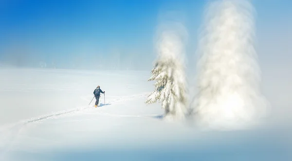 Bonita paisagem de montanha de inverno e nevado com esquiador . — Fotografia de Stock