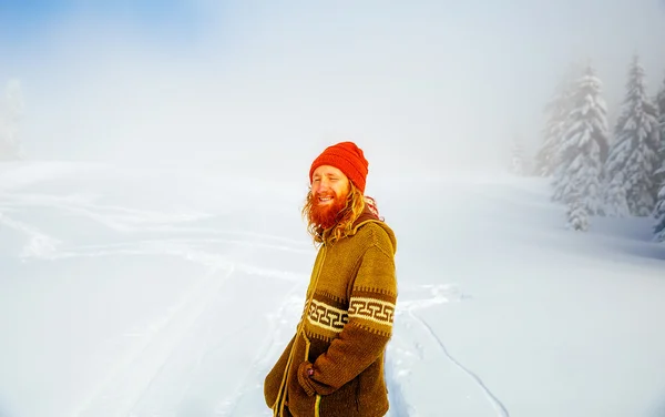 Vackra leende mannen i vinterlandskapet. Oskärpa bakgrund. — Stockfoto