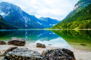 Güzel manzara, arka planda dağ olan göl..