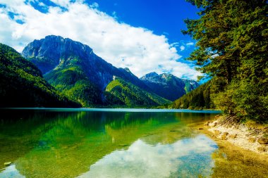 Güzel manzara, arka planda dağ olan göl..