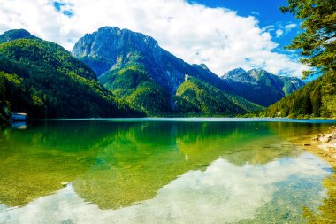Güzel manzara, arka planda dağ olan göl..