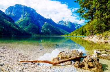 Güzel manzara, arka planda dağ olan göl..
