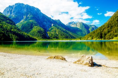 Güzel manzara, arka planda dağ olan göl..