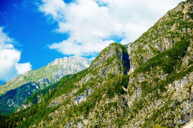 Güzel manzara. Bulutlar güzel tepeler.