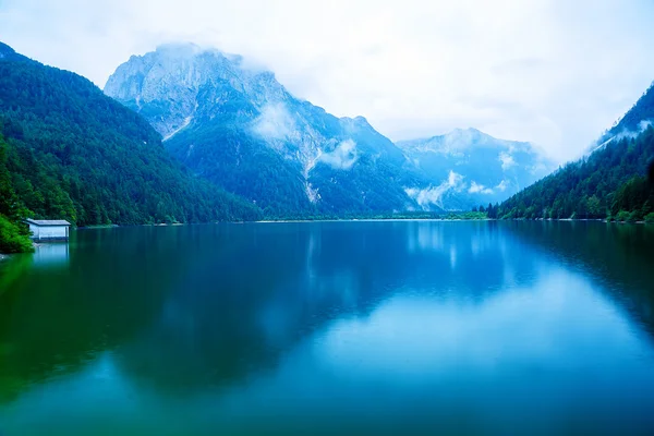 Ландшафт, озеро с горой под летним дождем . — стоковое фото