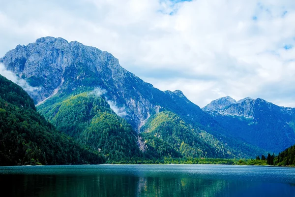 Пейзаж, озеро с горой на заднем плане. — стоковое фото