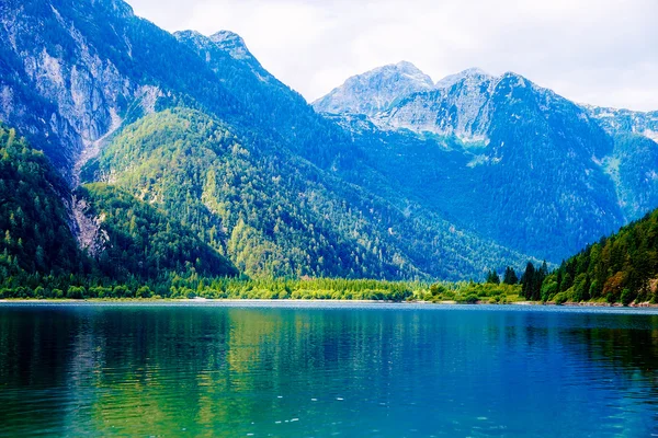 Пейзаж, озеро с горой на заднем плане. — стоковое фото