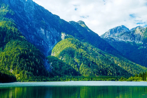 Bela paisagem, lago com montanha no fundo. — Fotografia de Stock