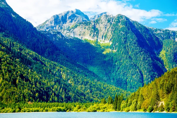 Bela paisagem, lago com montanha no fundo. — Fotografia de Stock