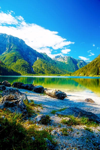 Hermoso paisaje, lago con montaña en el fondo. — Foto de Stock