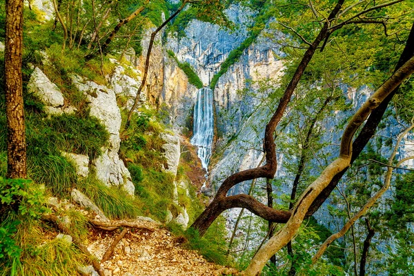 山の中の大きな滝。スロベニア風景. — ストック写真