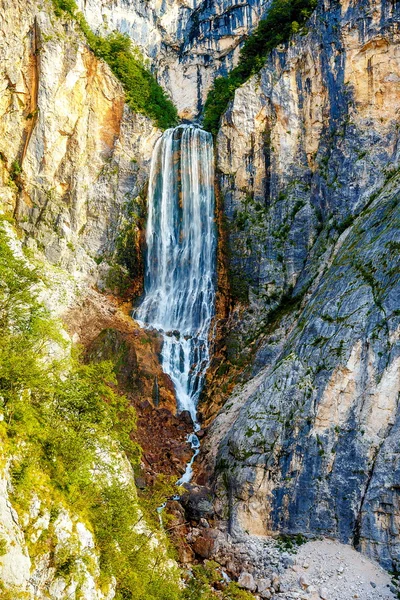 Velký vodopád v horách. Slovinsko na šířku. — Stock fotografie