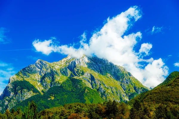 美しいアルプスの風景。美しい雄大な山ピーク. — ストック写真