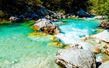 Güzel Turkuaz su ile nehirler. Slovenya 'da Soca Nehri.
