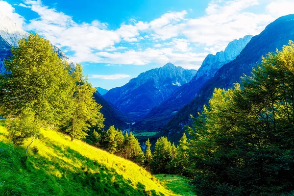 Hermoso paisaje de los Alpes. Hermosos picos majestuosos de montaña . — Foto de Stock