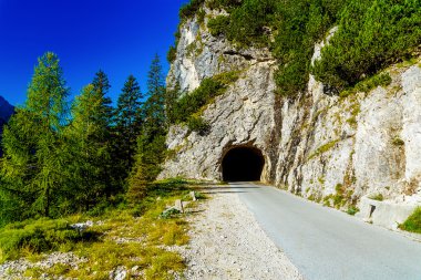 Tünel dağ geçidi yaz gününde olan yol