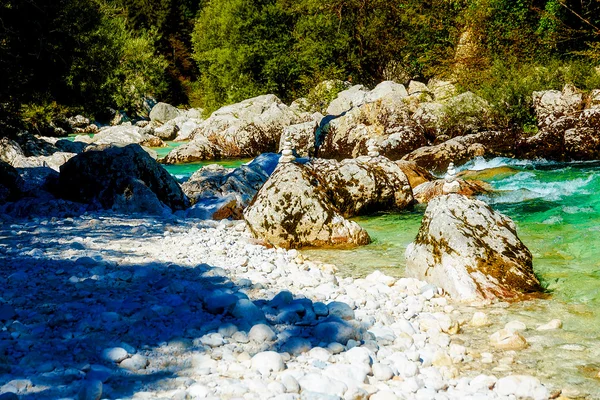 青緑色の水と石杭美しい野生の川 — ストック写真