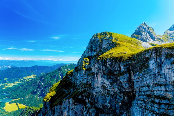 美しい夏の風景です。スロベニアの山と谷. — ストック写真