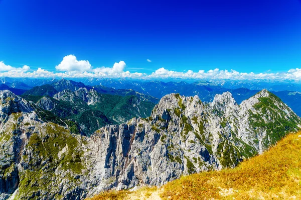 美しいアルプスの風景。美しい雄大な山ピーク. — ストック写真