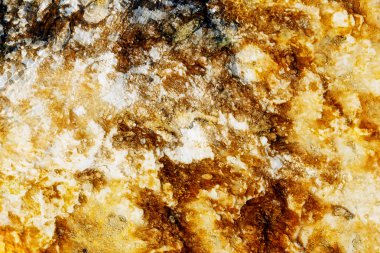 Kaplıca pınarının mineral dibindeki suyuyla yapılmış güzel bir yapı..