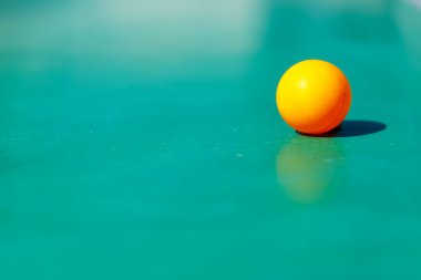 Oyun ekipmanları ve sarı toplu pingpong masasının detayları.