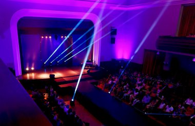 gösterinin başında bekleyen seyirci salon ful. Moda gösterisinde Slovakya, Ruzomberok, tarihi 10 Eylül 2016, moda tasarımcısı 2016.
