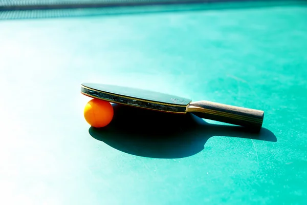 Uppgifter om pingpongbord med lekredskap och gul boll. — Stockfoto