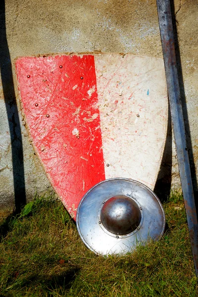 Waffen, Schwert und Schild im mittelalterlichen Stil. — Stockfoto