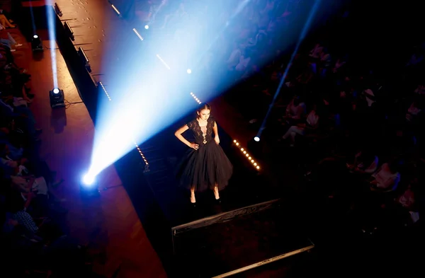 Belle jeune mannequin debout sur le podium au défilé de mode. défilé de mode en Slovaquie, Ruzomberok, date 10 Septembre 2016, The Fashion Designer 2016 . — Photo