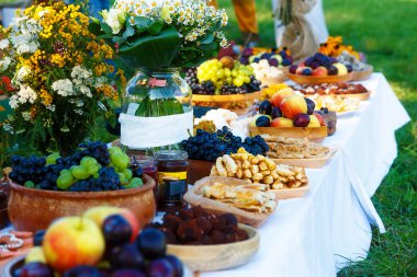 Bereket düzenlenen doğa doğal düğün töreni bir parçası olarak masada yemek.