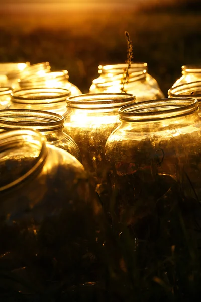 Set de frascos vacíos al atardecer con luz milagrosa nocturna . — Foto de Stock