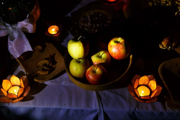 Nächtliches Fest in der Natur mit bezaubernden Lotusförmigen Cande-Haltern. — Stockfoto