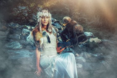 Doğasında kartal olan güzel bir şaman kadın..