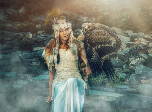 Beautiful shamanic woman with eagle in the nature. — Stock Photo, Image