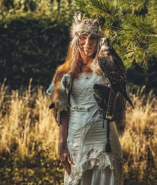Vacker shamansk kvinna med örn i naturen. — Stockfoto