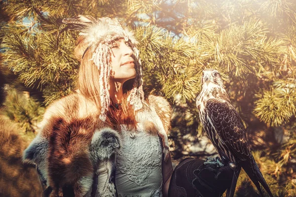 Beautiful shamanic woman with eagle in the nature. — Stock Photo, Image