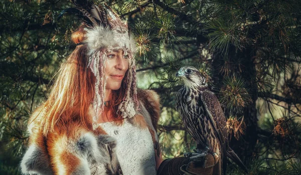 Mooie sjamanistische vrouw met adelaar in de natuur. — Stockfoto