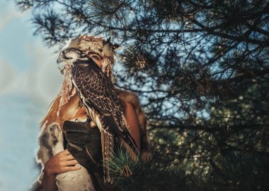 Doğasında kartal olan güzel bir şaman kadın..
