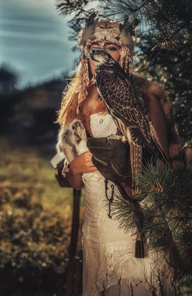 Bella donna sciamanica con aquila nella natura. — Foto Stock