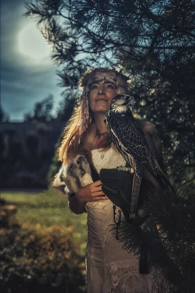 Hermosa mujer chamánica con águila en la naturaleza. — Foto de Stock