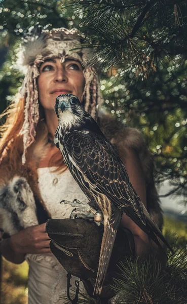 Schöne schamanische Frau mit Adler in der Natur. — Stockfoto