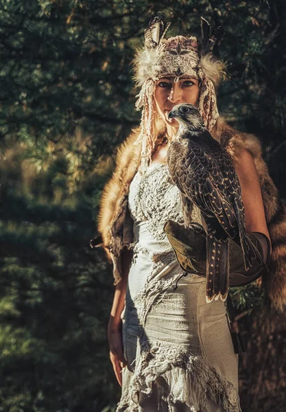 Krásná šamanská žena s orlem v přírodě. — Stock fotografie