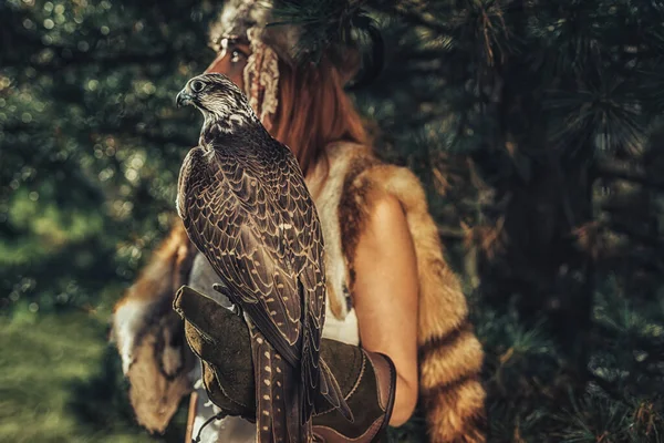 Schöne schamanische Frau mit Adler in der Natur. — Stockfoto