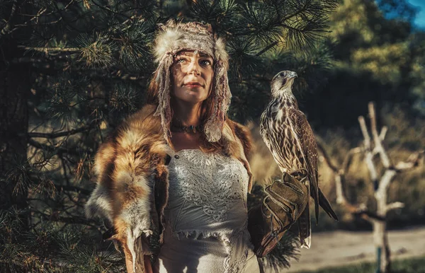 Hermosa mujer chamánica con águila en la naturaleza. — Foto de Stock