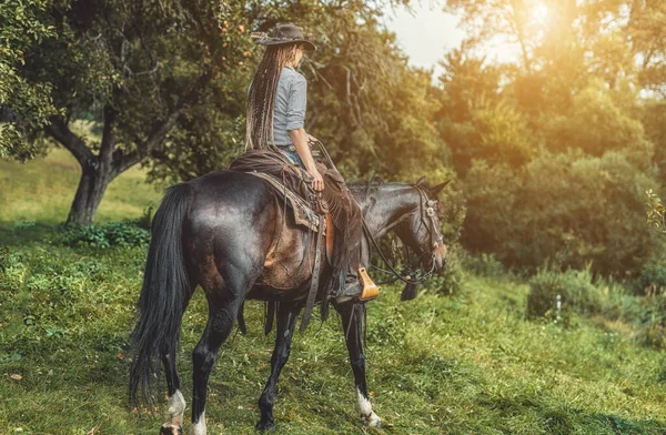 Jovem menina temida bonita ao ar livre com seu verdadeiro cavalo. — Fotografia de Stock