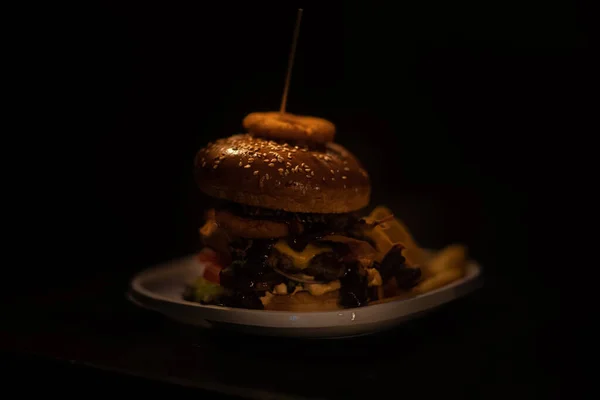 Hamburger auf schwarzem Hintergrund. — Stockfoto