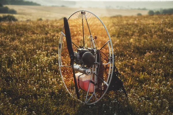 Detailní záběr benzínového paramotoru s vrtulemi a ochranou pro jednotlivé lety paraglidingu. — Stock fotografie